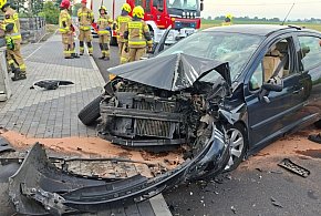[Zdjęcia] Kierowca przewieziony do szpitala po porannym zderzeniu z ogrodzeniem