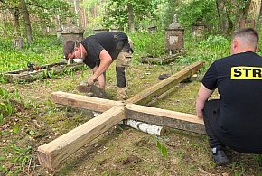 Katolicy posprzątali ewangelicki cmentarz osadników z  "żelaznych domów"