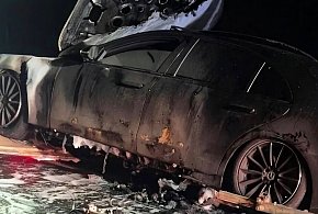[Zdjęcia] Spłonął luksusowy Mercedes pleszewskiego biznesmena