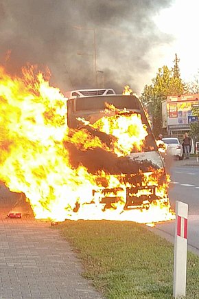 Płonący autobus PPL zatrzymał ruch krajowej-1617