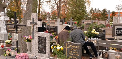 Savoir-vivre na 1 listopada. Jak się zachować podczas wizyty na cmentarzu?-14279