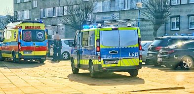 Dramat w regionie.  Kobieta z dzieckiem na ręku na krawędzi okna