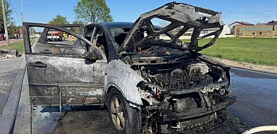 Niedzielne popołudnie i nagły alarm. Samochód osobowy stanął w ogniu