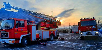[Zdjęcia] Pożar w domu pod Dobrzycą. Na miejscu straże z trzech jednostek