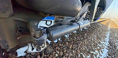 Osobówka, na przejeździe, wjechała pod pociąg. Akcja w sąsiednim powiecie