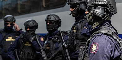 Akcja kontrterrorystów: zamaskowane osoby miały wyskoczyć  z pociągu