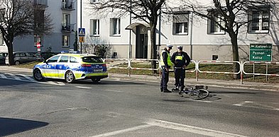 Groźne zderzenie na skrzyżowaniu w centrum Pleszewa. Kobieta w szpitalu