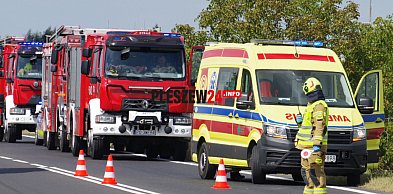 Zderzenie pojazdów na drodze krajowej. Kobieta pod opieką ratowników