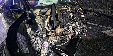 Zmiażdżony przód Peugeota. Wjechał w ciężarówkę na trasie Pleszew - Ostrów