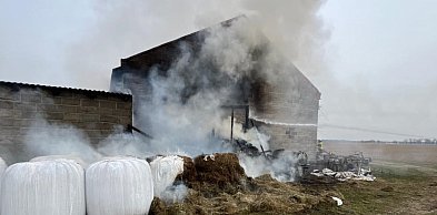 O krok od większej tragedii. Ogień przy budynku gospodarczym. Strażacy w akcji