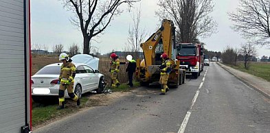 Osobówka zderzyła się z koparką na trasie Pleszew - Grab w gminie Czermin