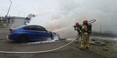 Samochód w płomieniach! Strażacy walczyli, by ogień nie przeniósł się dalej