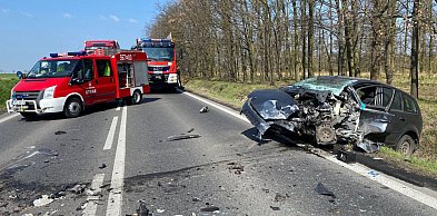 [Zdjęcia] Zablokowana droga krajowa po zderzeniu pojazdów. Jedna osoba w szpitalu