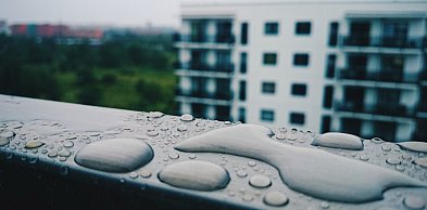 Awaria instalacji wodnej w mieszkaniu – jak skutecznie zlokalizować źródło i usuną