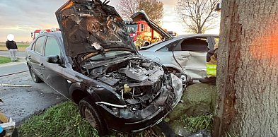 [Zdjęcia] Pod Gołuchowem zderzyły się dwa samochody. Jeden się zapalił!