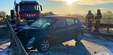 Kierowca w szpitalu po zderzenie osobówki z ciągnikiem na moście