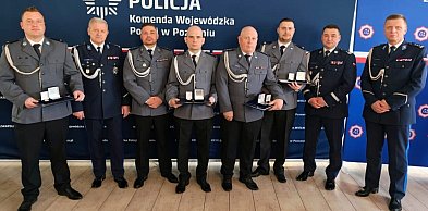 Pleszewscy policjanci uratowali życia dwojga osób. Teraz odebrali Gwiazdy