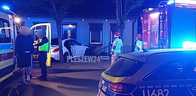 [Zdjęcia] Luksusowy mercedes wjechał nocą  w posesję mieszkalną w Pleszewie