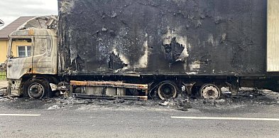 [Fot] Aktualizacja: Ciężarówka z drobiem doszczętnie spłonęła na drodze
