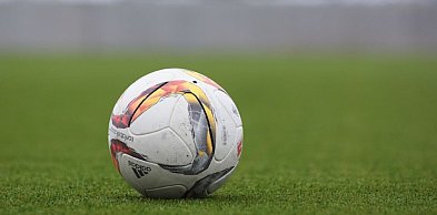 Piłki klubowe jako element wystroju biura lub pokoju nastolatka