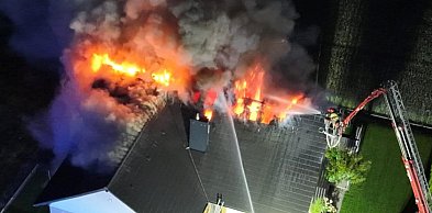 [Zdjęcia] Płonął dach i poddasze domu jednorodzinnego. Akcja wielu jednostek