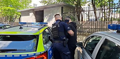 Wandal z nożem w podziemnym garażu. Obywatel Uzbekistanu usłyszał zarzuty