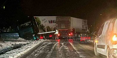 Uwaga! Zdarzenie z udziałem dwóch ciężarówek w powiecie pleszewskim-14886