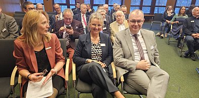 Starosta w Niemczech z europejskimi życzeniami. Przekazał lokalny smakołyk-15802