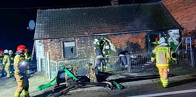 [Fot] Pożar domu pod Czerminem. Pięć zastępów walczyło w nocy z płomieniami