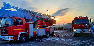 [Zdjęcia] Pożar w domu pod Dobrzycą. Na miejscu straże z trzech jednostek