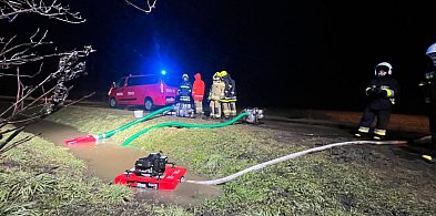 [Zdjęcia] Nocna walka strażaków z żywiołem. Woda wdarła się na posesję