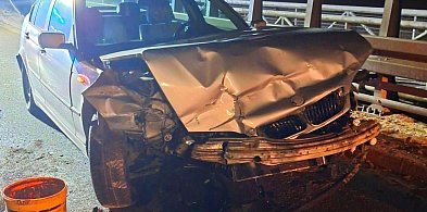 [Zdjęcia] Kierowca BMW uderzył w barierę na drodze Dobrzyca - Pleszew