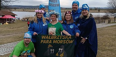 Kolorowe stroje, lodowata woda i gorące serca. Morsy z Pleszewa nie zwalniają
