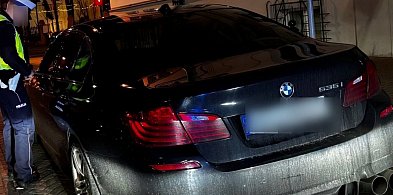 Młody kierowca drifftował  swoim BMW na ulicy w Pleszewie. Słono zapłaci