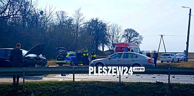 [Zdjęcia] Groźne zderzenie na krajówce w Pleszewie. Na miejscu ratownicy