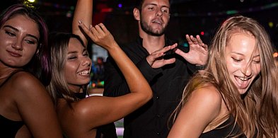 Zaatakował  uczestników substancją chemiczną . Niesamowity odór i panika