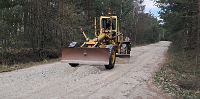 Gdzie naprawiają drogi gruntowe na wsiach powiatu? Wysypią tego tysiące ton