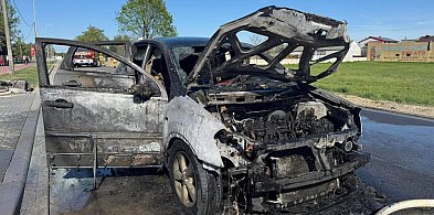 Niedzielne popołudnie i nagły alarm. Samochód osobowy stanął w ogniu