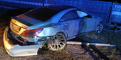 Nocny poślizg i rozbity Mercedes AMG. Sprawa wywołała falę komentarzy