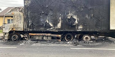 [Fot] Aktualizacja: Ciężarówka z drobiem doszczętnie spłonęła na drodze