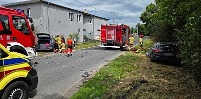 Jedna osoba hospitalizowana po zderzeniu pojazdów. Służby na miejscu zdarzenia