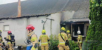 [Zdjęcia] Chwile grozy w Broniszewicach. Ogień objął wnętrze domu i część elewacji
