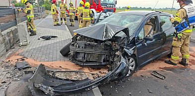 [Zdjęcia] Kierowca przewieziony do szpitala po porannym zderzeniu z ogrodzeniem