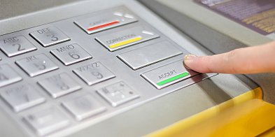 Ktoś zostawił gotówkę w bankomacie w Pleszewie-13857