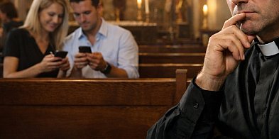 Kultura sukcesu i przyjemności. Wpuszczamy ją do Kościoła? Felieton z Fary