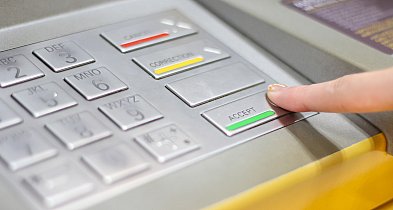 Ktoś zostawił gotówkę w bankomacie w Pleszewie.  Policja szuka...-13857