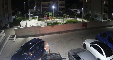 Myślał, że nikt go nie zauważy. Monitoring nagrał jego „nocny spacer”-13929