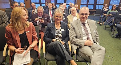 Starosta w Niemczech z europejskimi życzeniami. Przekazał lokalny smakołyk-15802