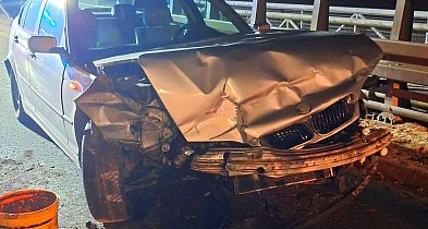 [Zdjęcia] Kierowca BMW uderzył w barierę na drodze Dobrzyca - Pleszew