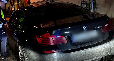 Młody kierowca drifftował  swoim BMW na ulicy w Pleszewie. Słono zapłaci